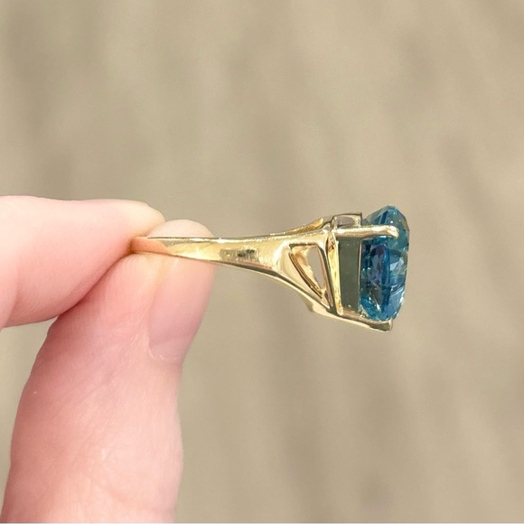 14K Large Deep Blue Topaz Swiss London triliant pie cut regal yellow gold ring - Picture 8 of 12